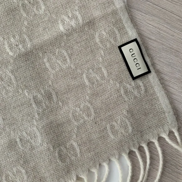 💝💝💝GUCCI AUTHENTIC NEW Wool  Monogram Web Scarf, beige/blue/red💝💝💝 - Picture 8 of 15
